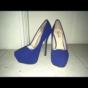 Blue glitter soled high-heeled pumps